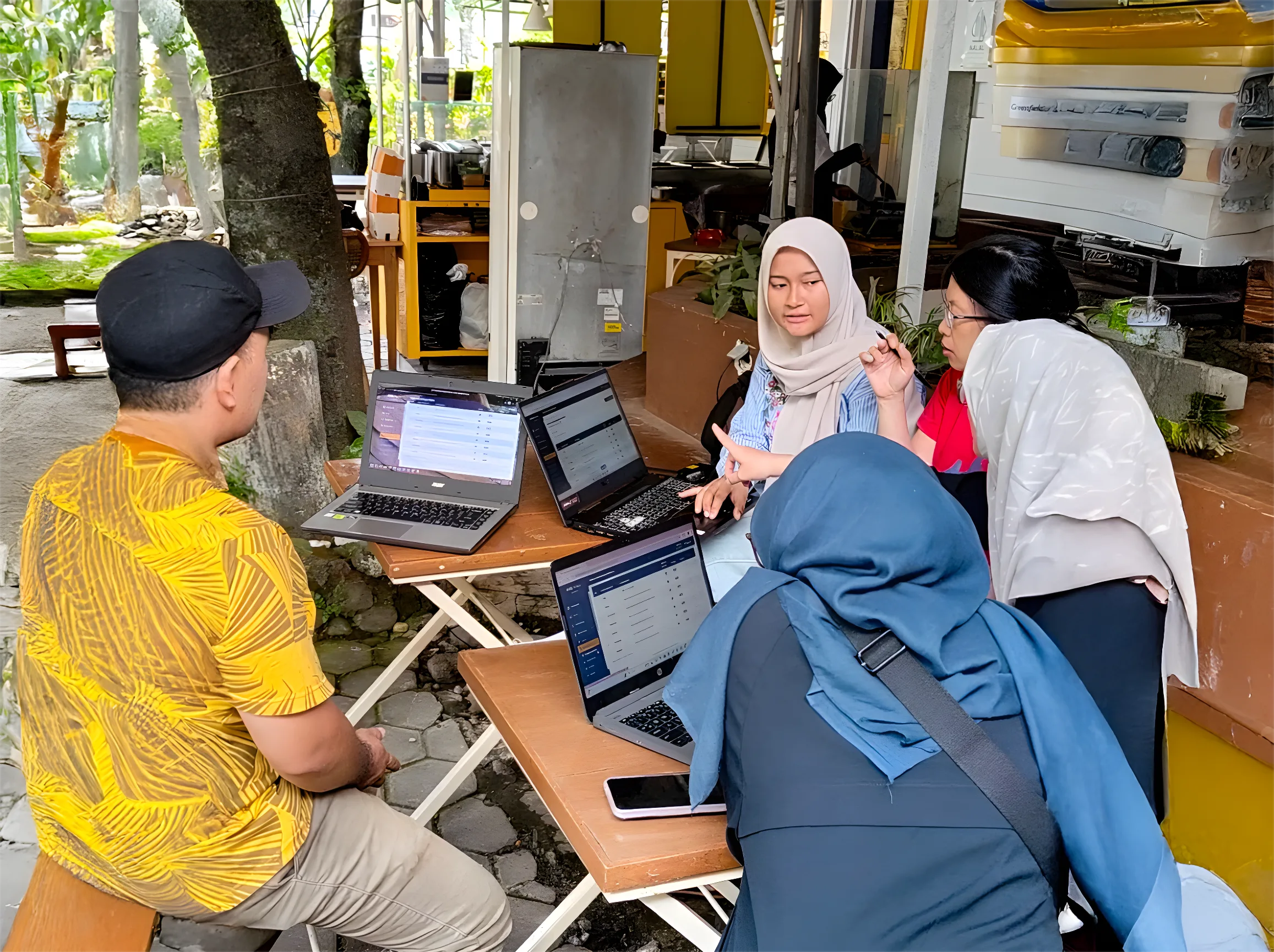 Tim Hexa Teknologi sedang menganalisis performa landing page klien