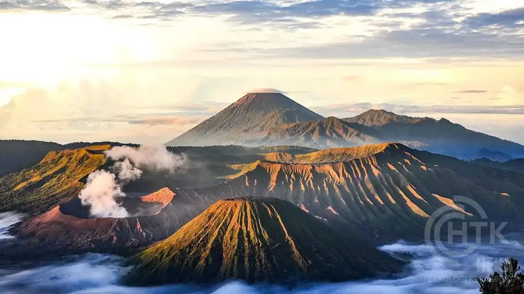 Paket Wisata Bromo: pemandangan sunrise di Penanjakan dengan siluet gunung, panduan trip profesional, dan armada resmi